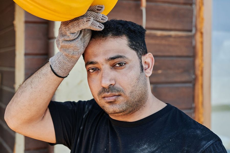 Trabajador con casco de seguridad
